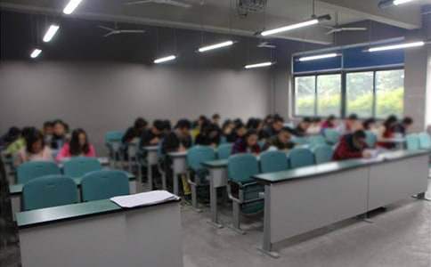 教務主任在期中考試表彰大會上的發言稿 教務主任期末表彰發言稿